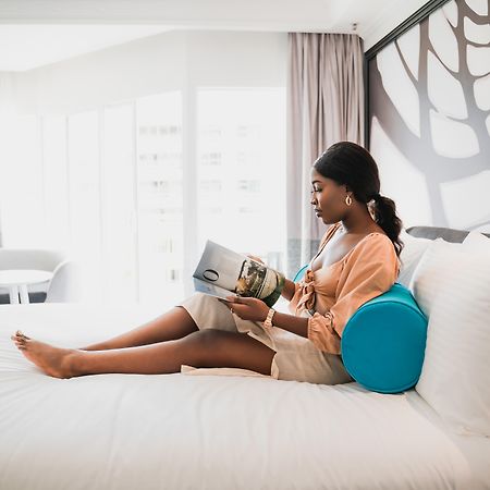 Pullman Cairns International Hotel Eksteriør billede A woman using a laptop