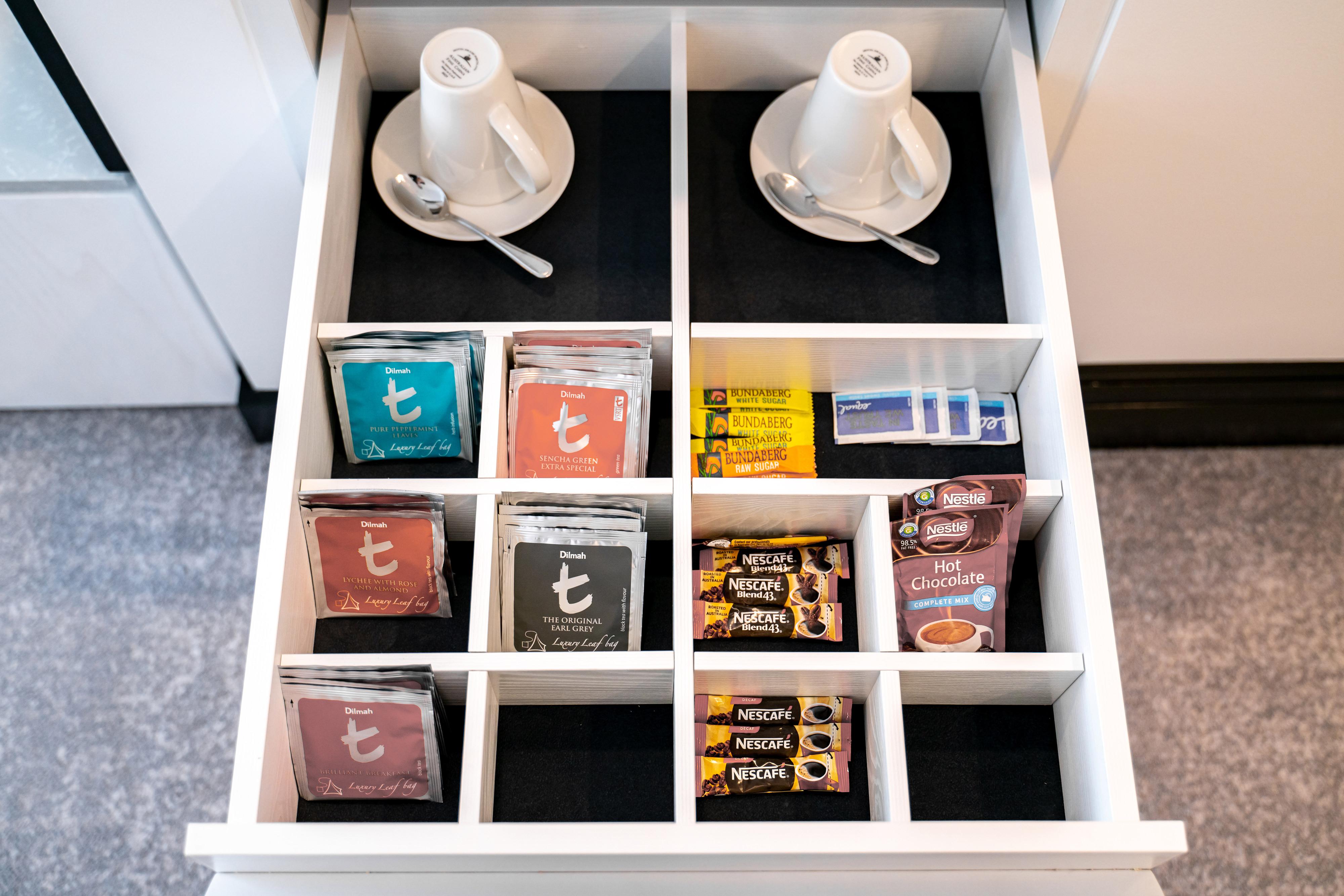 Pullman Cairns International Hotel Eksteriør billede A tea drawer in a hotel