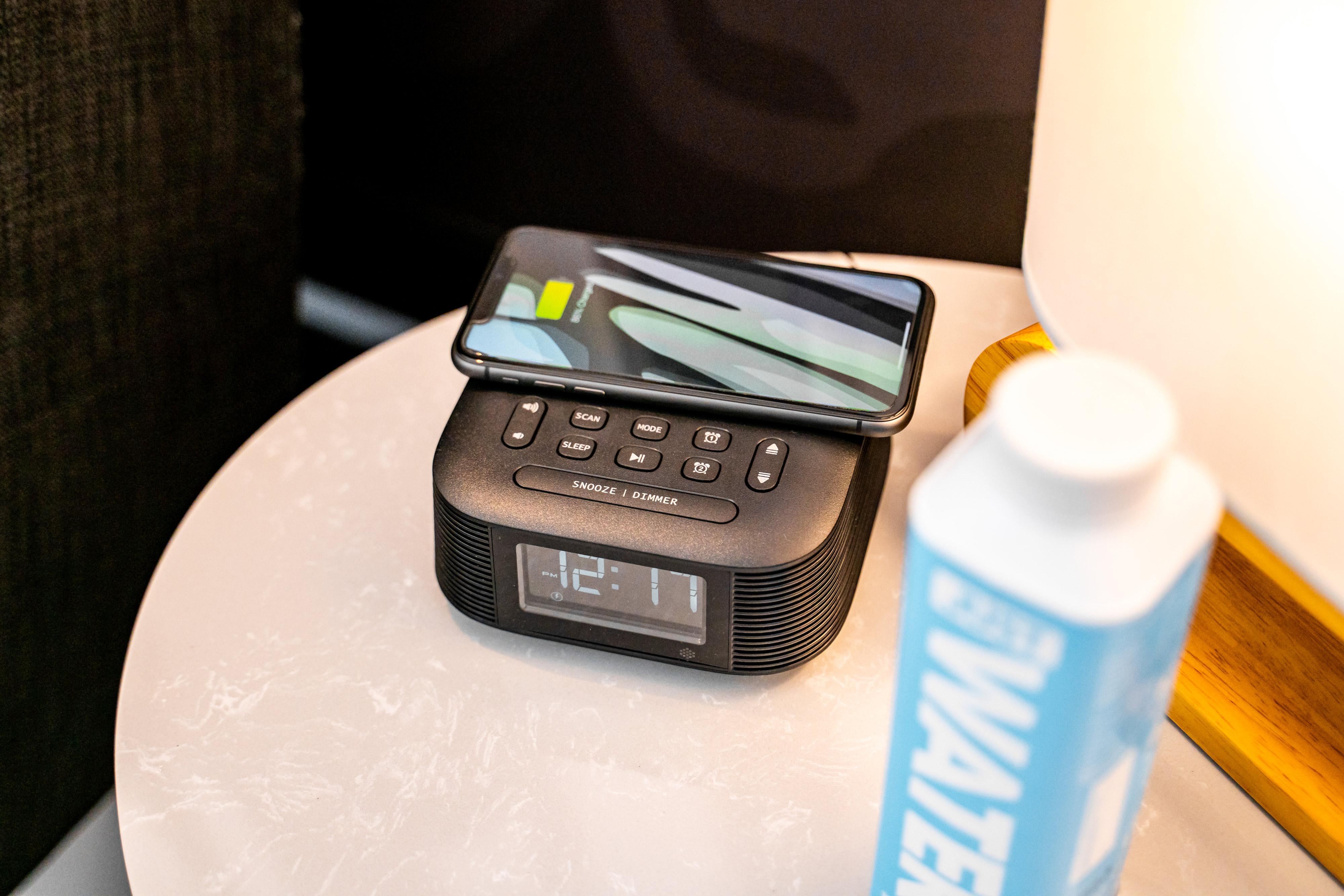 Pullman Cairns International Hotel Eksteriør billede A smartphone being charged on a wireless charging pad