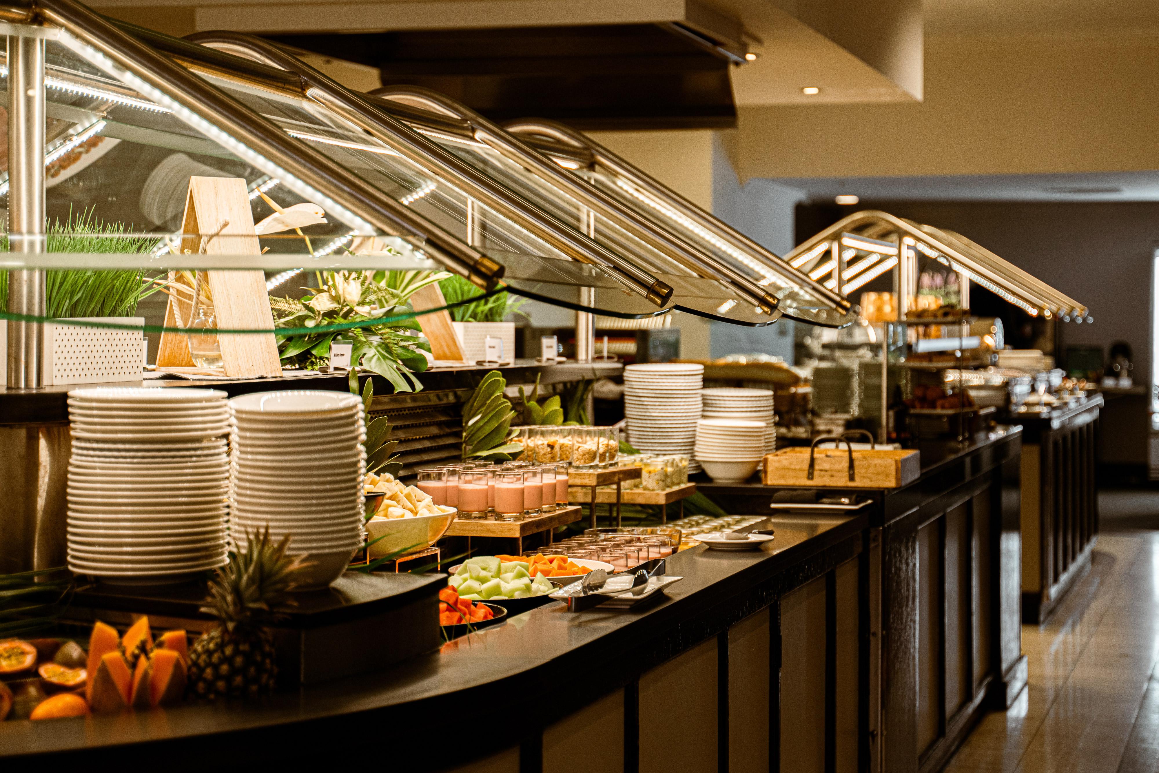 Pullman Cairns International Hotel Eksteriør billede A buffet at a hotel