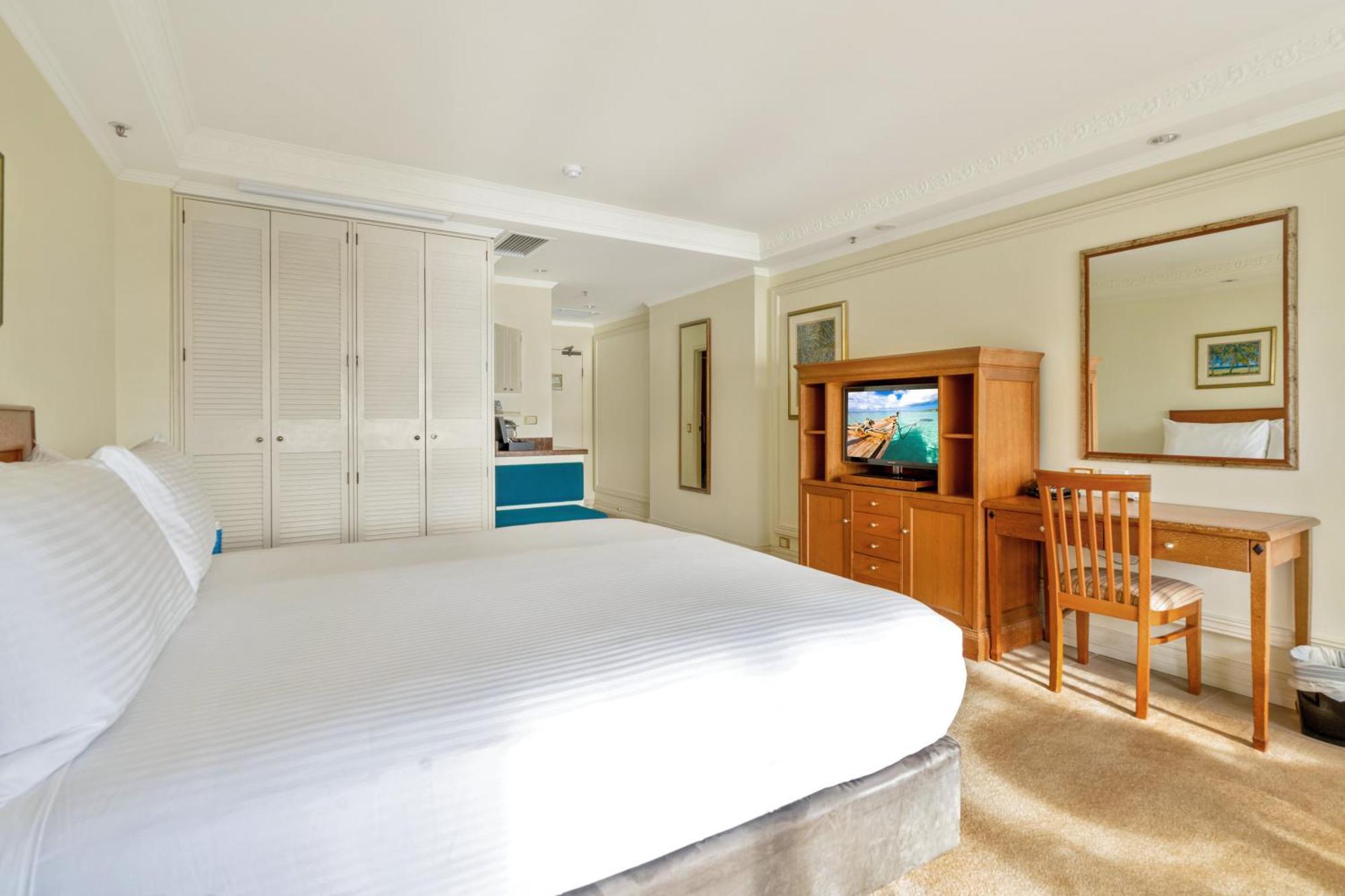Pullman Cairns International Hotel Eksteriør billede A bedroom at the Grand Hotel