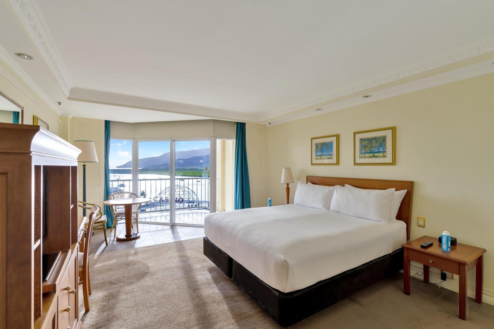 Pullman Cairns International Hotel Eksteriør billede A room at the hotel