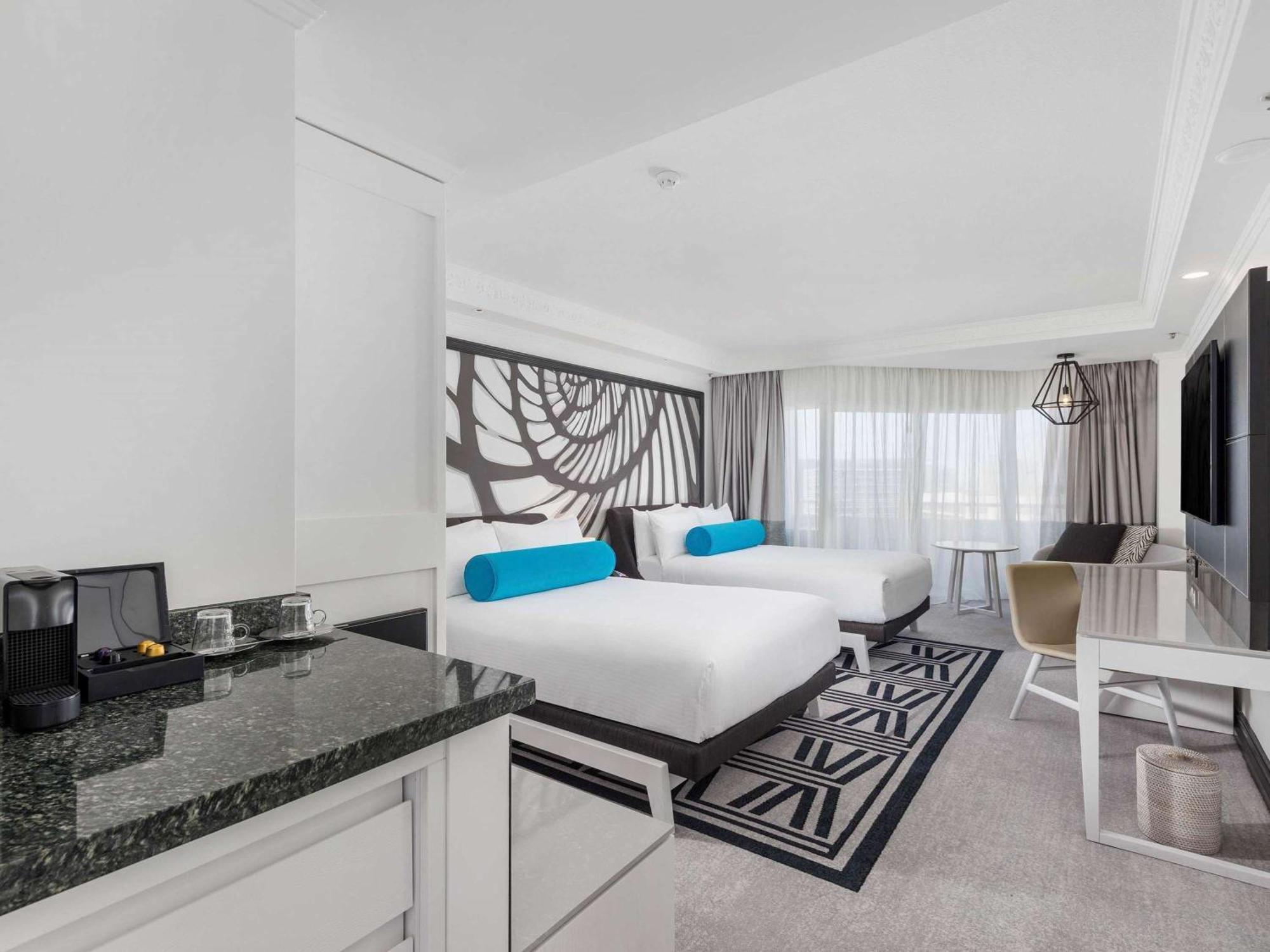 Pullman Cairns International Hotel Eksteriør billede A room at the hotel