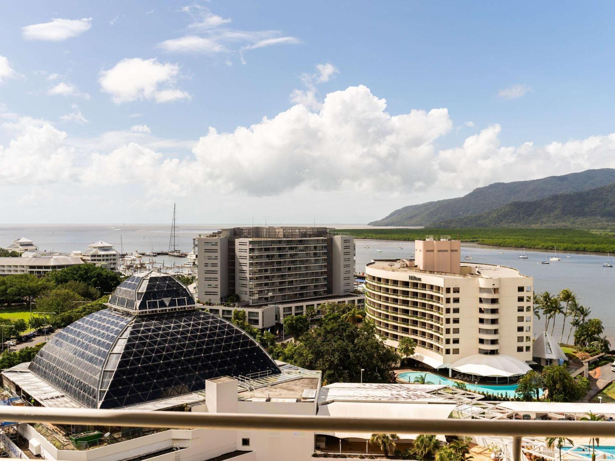 Pullman Cairns International Hotel Eksteriør billede The resort's main buildings