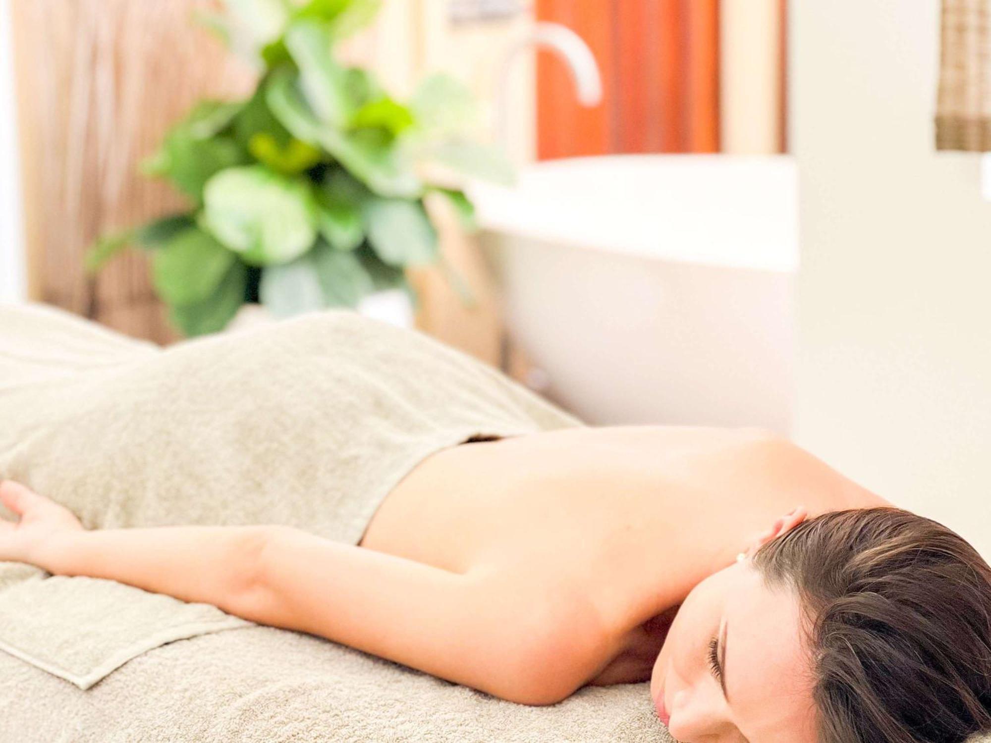 Pullman Cairns International Hotel Eksteriør billede A woman receiving a massage