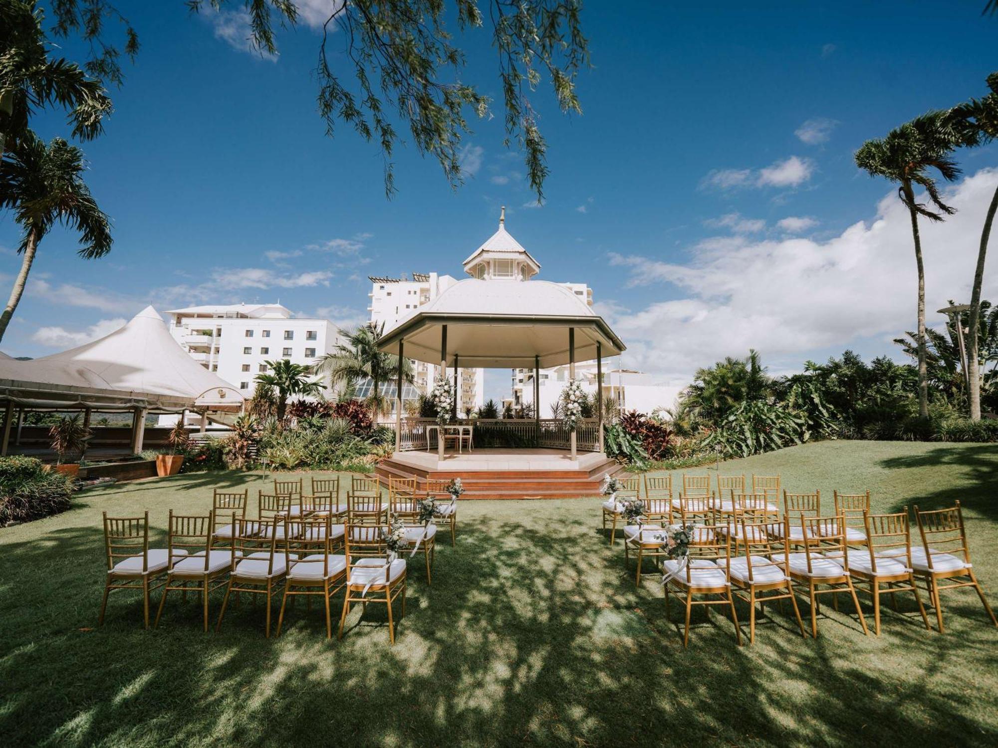 Pullman Cairns International Hotel Eksteriør billede The gazebo at the Royal Botanic Gardens, Victoria Park, Townsville
