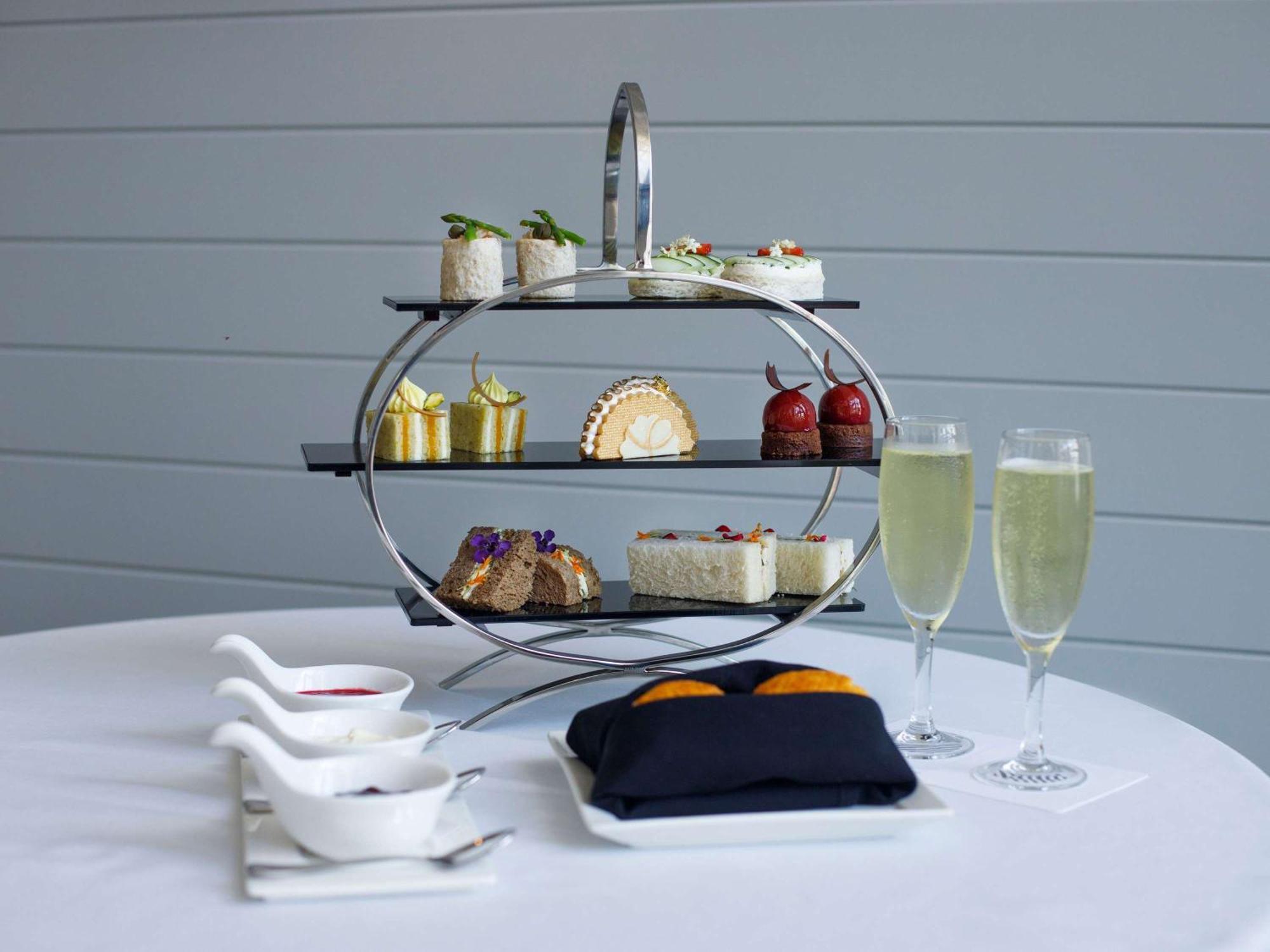 Pullman Cairns International Hotel Eksteriør billede Afternoon tea at the Qantas First Lounge at London Heathrow Airport