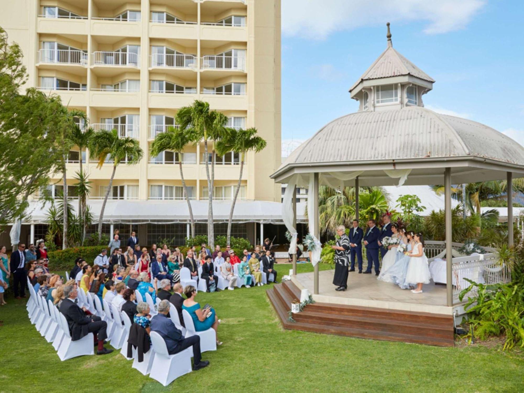 Pullman Cairns International Hotel Eksteriør billede A wedding at the Sheraton Resort