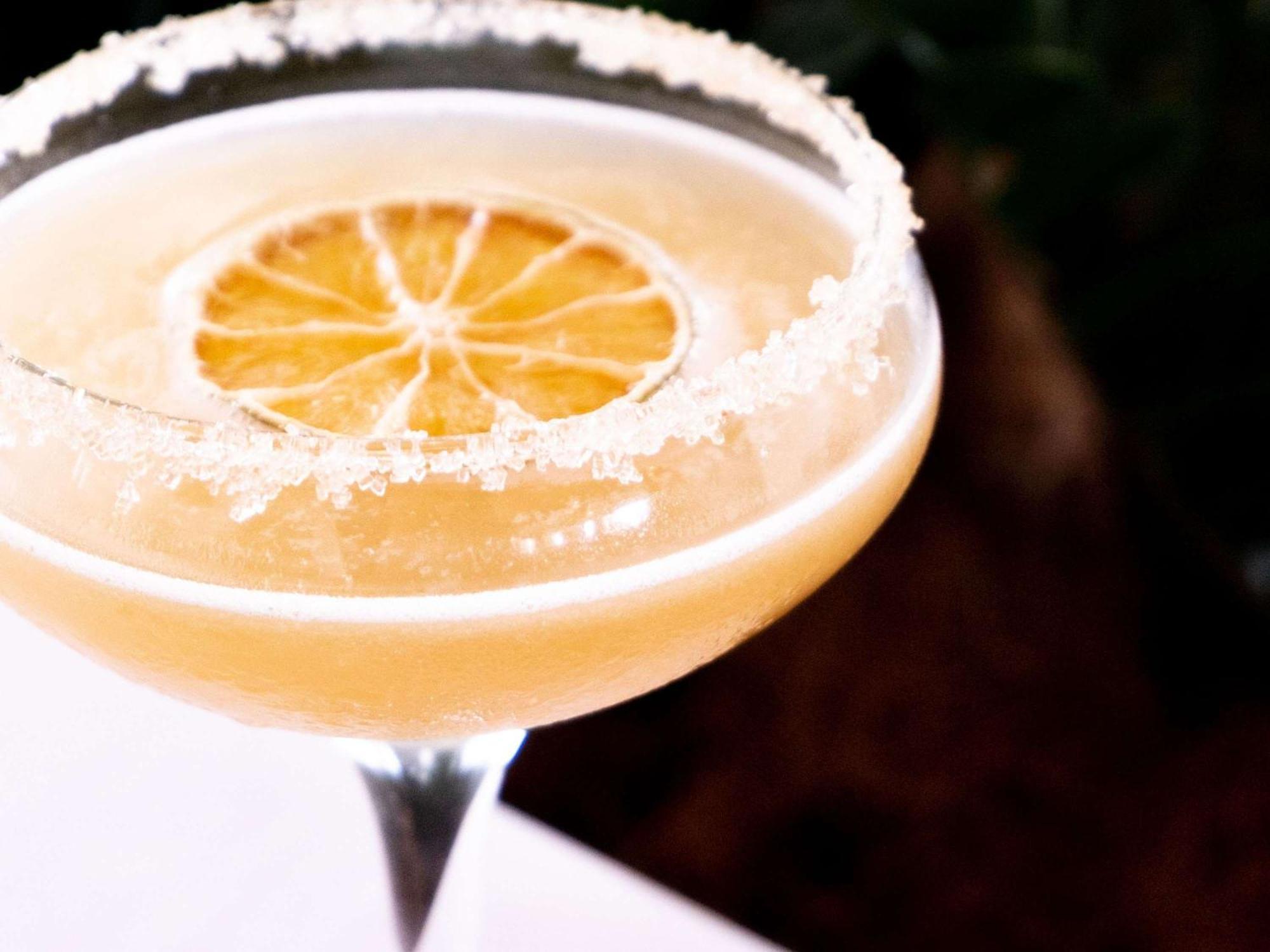 Pullman Cairns International Hotel Eksteriør billede A margarita garnished with lime