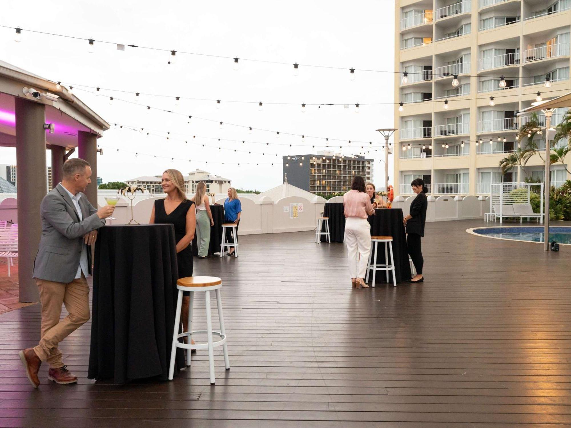 Pullman Cairns International Hotel Eksteriør billede The rooftop bar at the Emporium Hotel South Bank