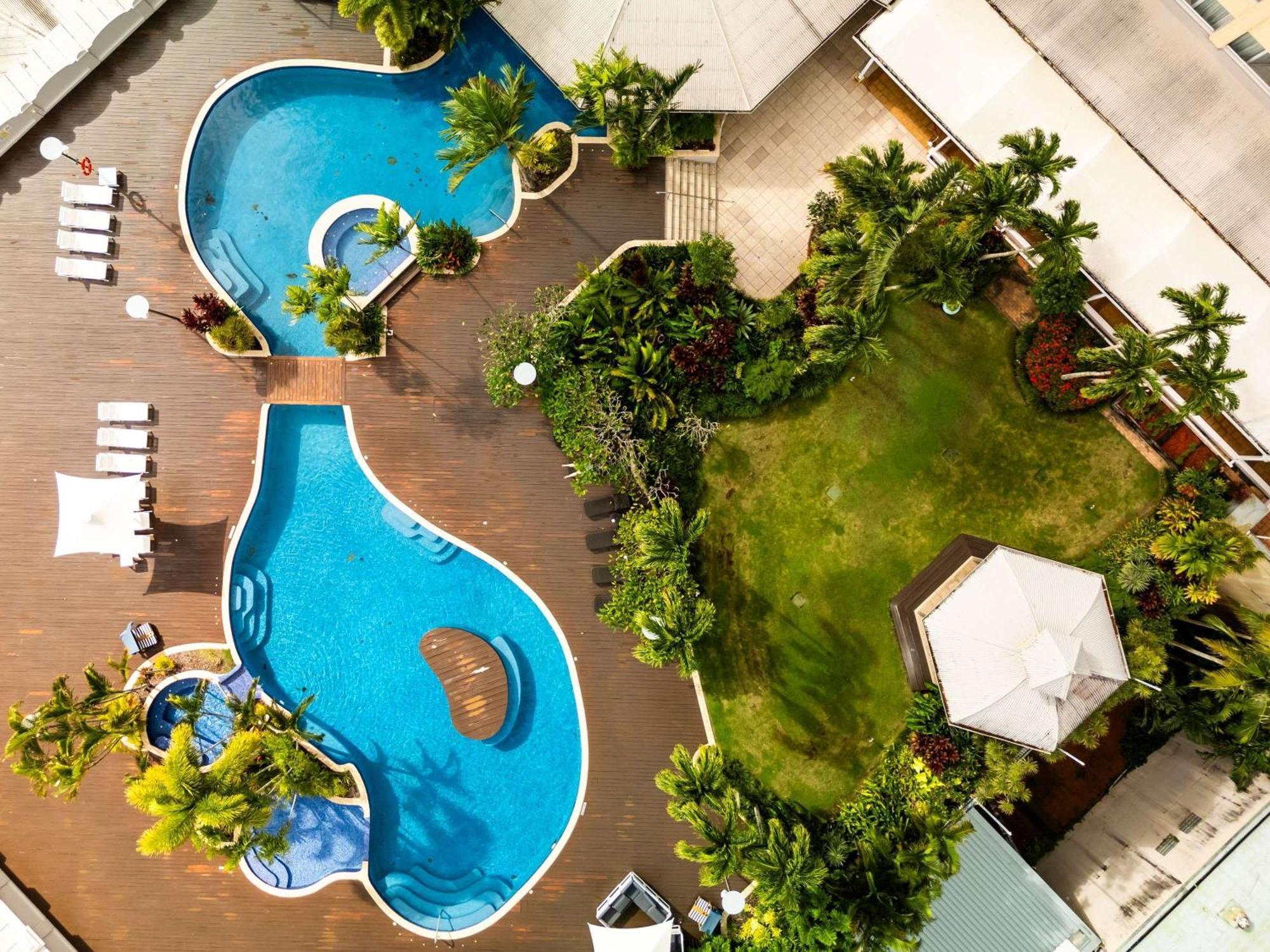 Pullman Cairns International Hotel Eksteriør billede The swimming pool at the hotel