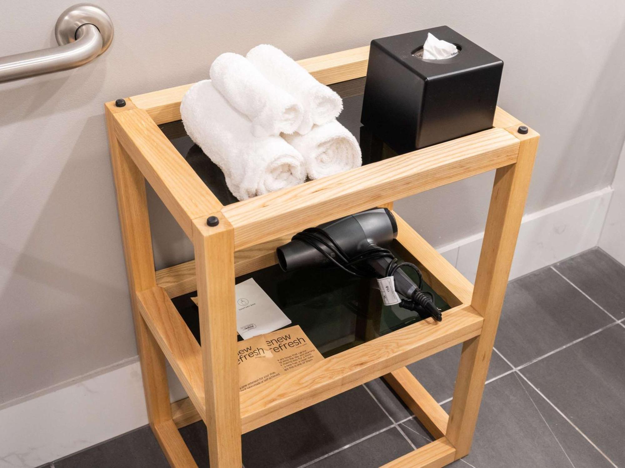 Pullman Cairns International Hotel Eksteriør billede A wooden bathroom caddy