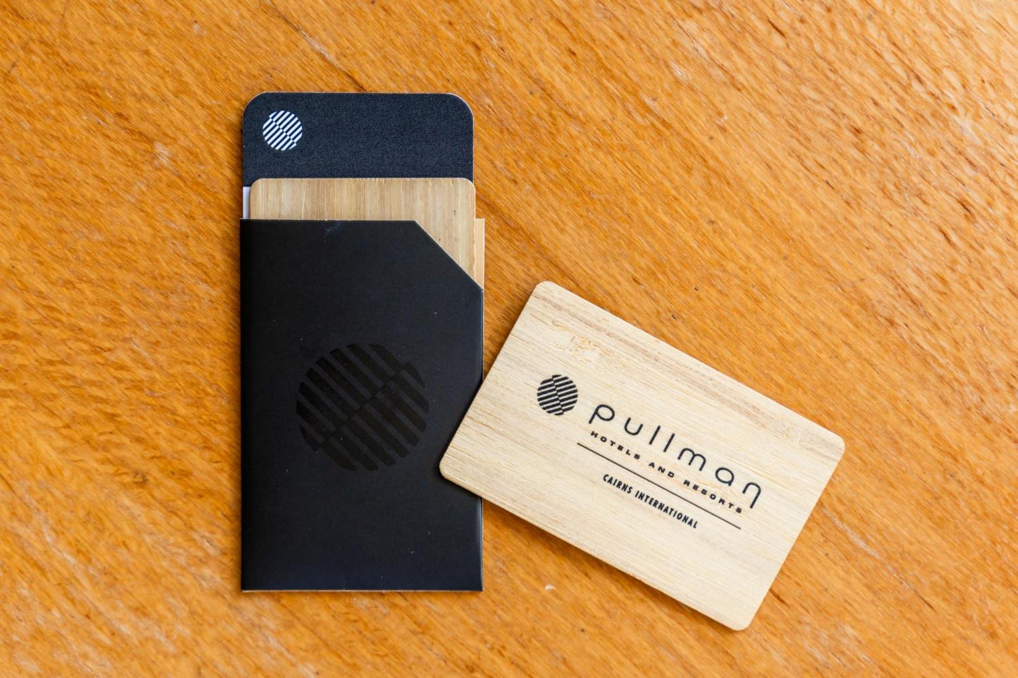 Pullman Cairns International Hotel Eksteriør billede A wooden business card